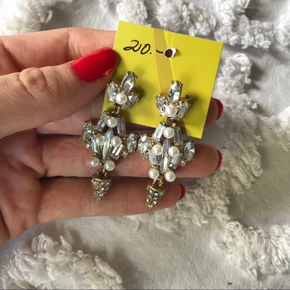 NWT Pearl and Gold Dangle Post Earrings